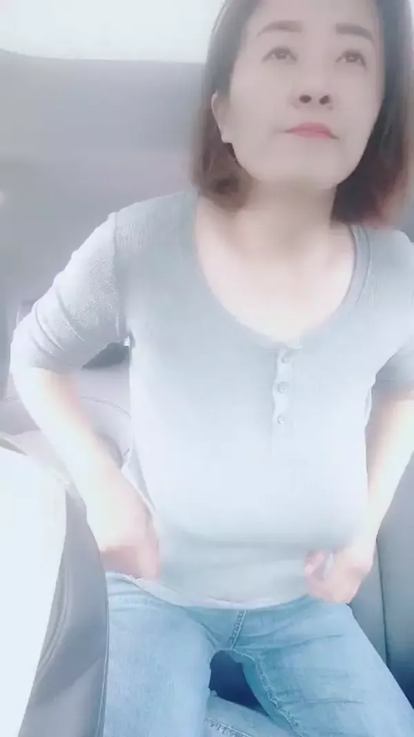 八字奶吊钟爆乳熟女你的骚马子车上玩电钻