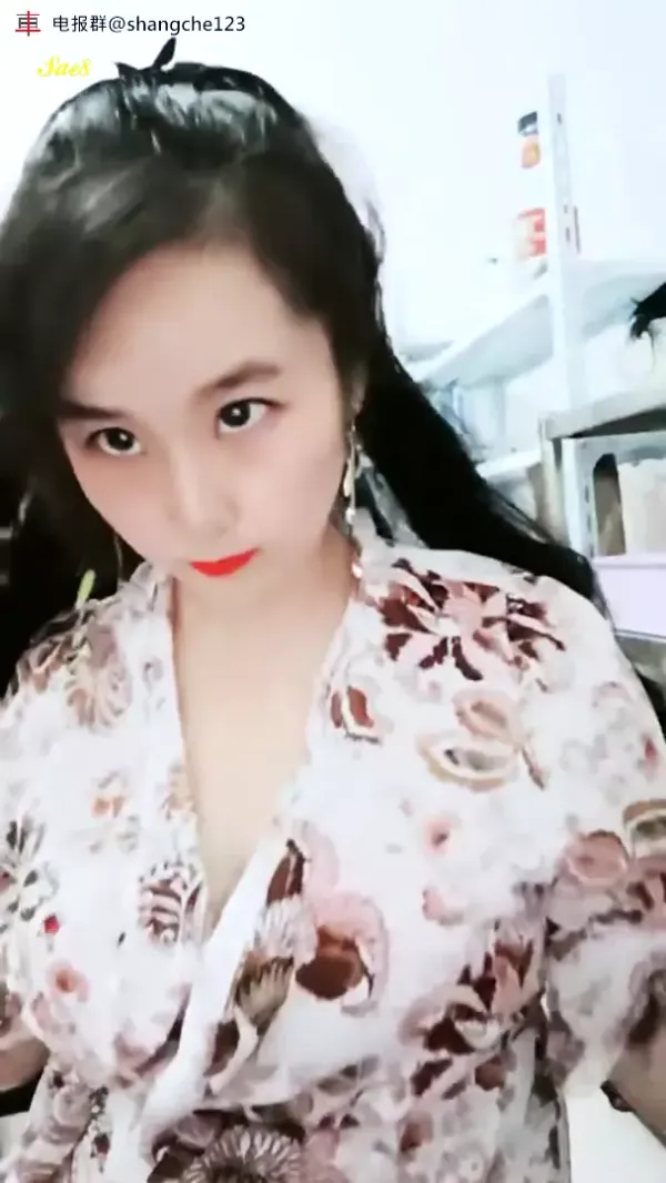 巨乳人妻超市老板娘工作直播露出6